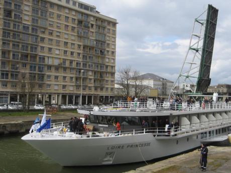 Le Loire Princesse arrive à Nantes