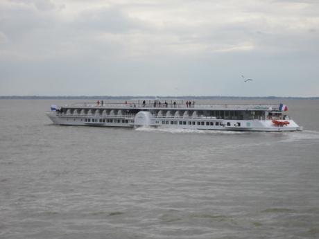 Le Loire Princesse arrive à Nantes