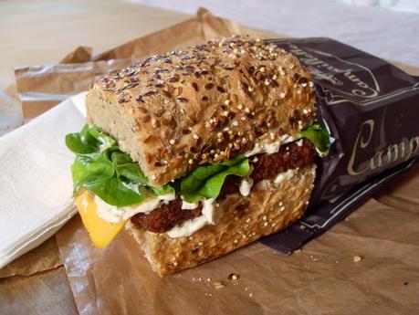 Sandwich aux bâtonnets de poisson pané et à la sauce tartare (Vegan)