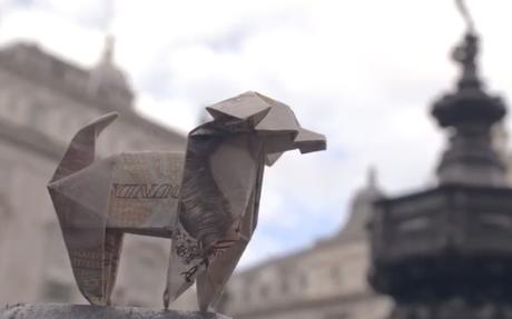 500 origamis en billets de banque dans les rues de Londres