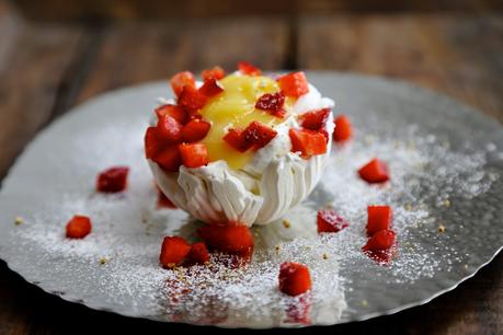 Petit nid meringué pour Pâques  au curd de bergamote et aux fraises