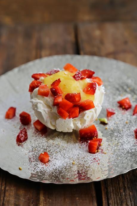 Petit nid meringué pour Pâques  au curd de bergamote et aux fraises
