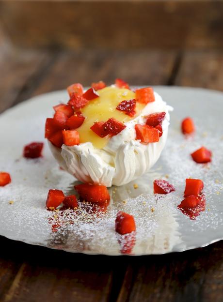 Petit nid meringué pour Pâques  au curd de bergamote et aux fraises