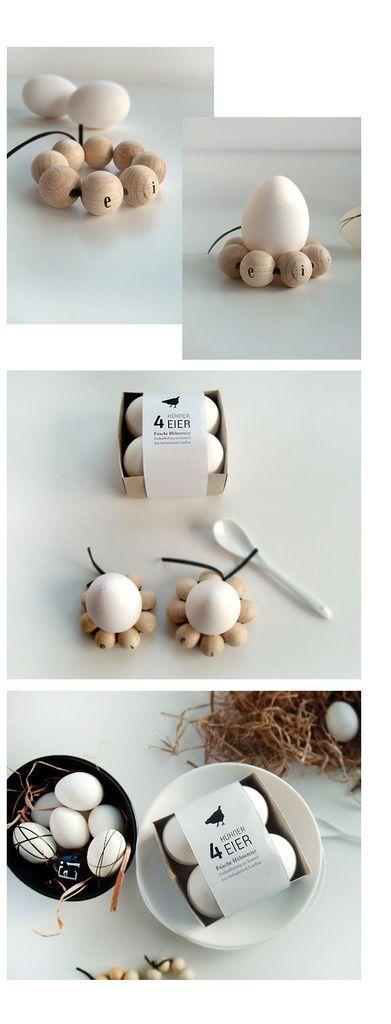 Des coquetiers en perle pour poser les oeufs décorés sur la table © Pinterest