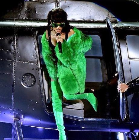 Rihanna déchire aux iHeartRadio Music Awards en Versace...