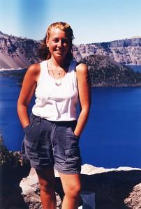 Cheryl Strayed devant Crater Lake