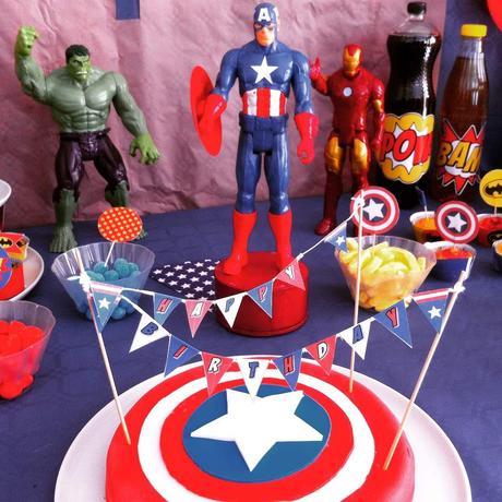 Anniversaire Super-Héros, gateau captain america, wrappers Super-héros, toppers Super-héros, fanions Super-héros, table Super-héros, sweet table Super-heros, captain america cake, caissettes super-héros, déco table super-héros