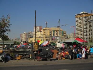 vendeurs de rue près du mercado municipal Santiago