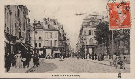 La rue Carnot avant la guerre avec le Chat Perçant à gauche.