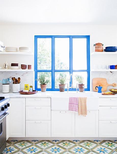 Une cuisine avec une très grande fenêtre, toute blanche mais avec de la couleur © Pinterest