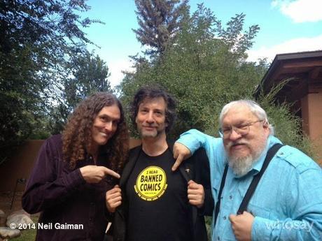 Oui. C'est bien une photo de Weird Al Yankovic, Neil Gaiman et George Martin.