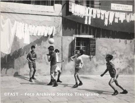 Bambini giocano a palla in Campiello de le Strope, Venezia 1960 ca