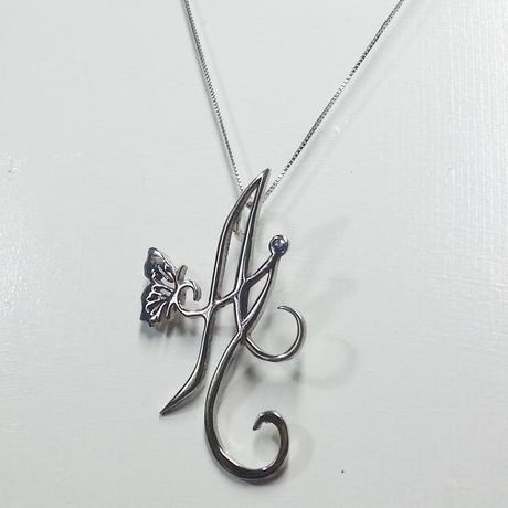 pendentif initiale en or blanc