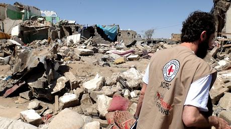 Sanaa, 29 mars 2015. Un collaborateur du CICR dans les ruines d'habitations touchées lors d'une attaque aérienne