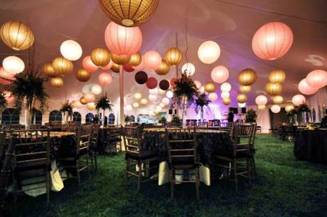 les lanternes chinoises: des décorations de salle indémodables et toujours économiques! lanternes-papier-dorees-mariage