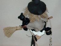 Sorcière avec son p'tit chat  à suspendre en porcelaine froide