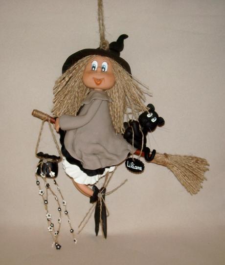 Sorcière avec son p'tit chat  à suspendre en porcelaine froide