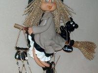 Sorcière avec son p'tit chat  à suspendre en porcelaine froide