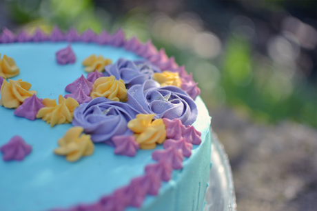 glaçage roses et fleurs. layer cake speculoos fruits rouges, tuto layer cake