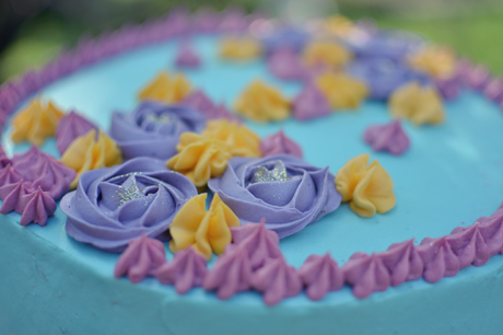 glaçage roses et fleurs. layer cake speculoos fruits rouges, tuto layer cake