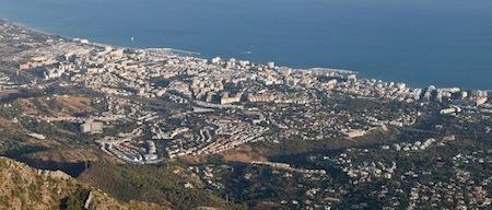 Marbella, une station balnéaire qui abrite des hôtels toujours plus luxueux Marbella_from_La_Concha_Andalucia_Spain_-_Sept_2009