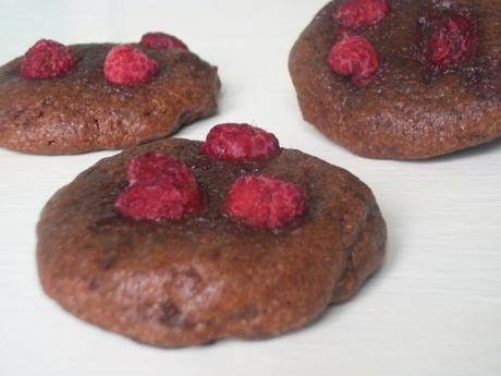 Cookies au chocolat, pépites de chocolat et framboises