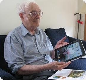 Seniors et tablettes interactives : les grandes lignes du livre blanc en France