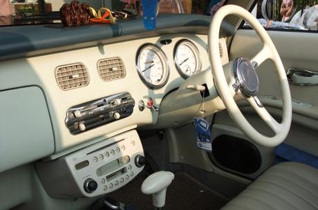 Udonthani. Voiture du jour: La Nissan Figaro