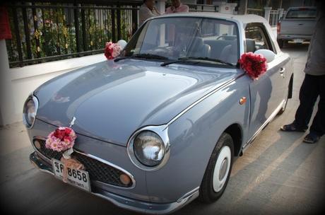 Udonthani. Voiture du jour: La Nissan Figaro