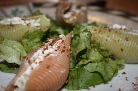 Conchiglie colorées farcies à la truite fumée et au chèvre en olive