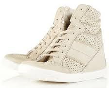 Des chaussures, en veux-tu en voilà !