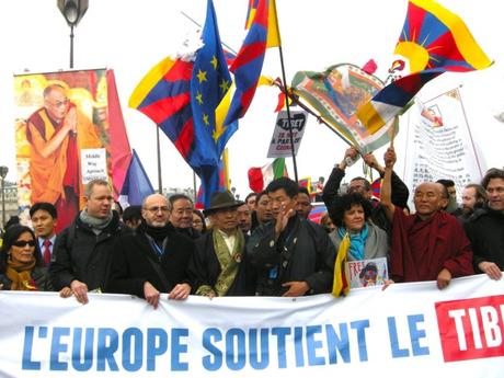 Les militantes et militants de  France Aung San Suu Kyi manifestent leur entière solidarité au peuple tibétain.