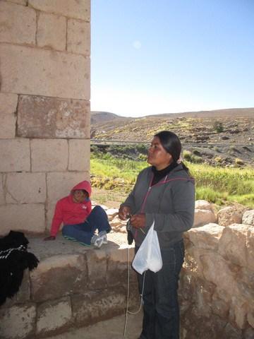 vendeuse de vêtements en laine d'alpaga