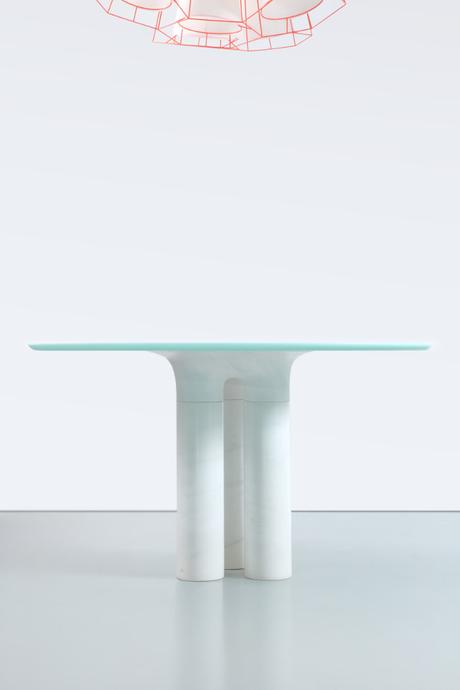 Vesta la table en marbre par Guillaume Delvigne