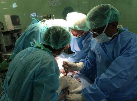 Aden, Yemen : le Chirurgien du CICR, Marco Baldan et son équipe opérant hier un enfant de 8 ans