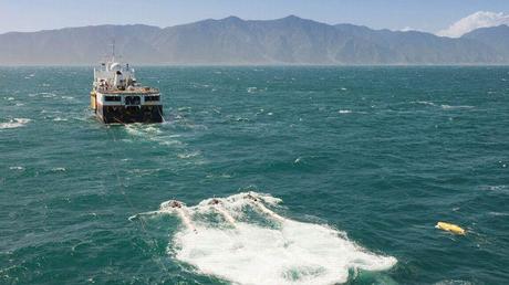 Navire traînant une ligne de capteurs sismiques au large de la Nouvelle-Zélande.