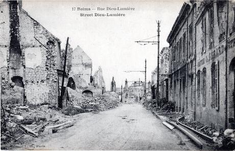 Lundi 12 avril 1915. Vu, ce matin, les nouveaux dégâts causés en ville, dans la nuit du 7 au 9. Partout, c'est absolument effrayant ; il y a eu profusion de gros calibres