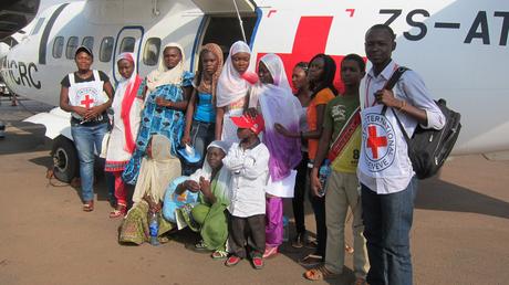 Après le baptême de l'Air N'Jamena - Bangui, les 11 enfants s'apprêtent retrouver leurs familles. Photo : Ronald kradjeyo - CICR Bangui