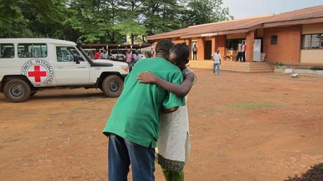 11 avril 2015 : au siège de la Croix-Rouge Centrafricaine, l'un des enfants retouve un proche. Photo Ronald kradjeyo - CICR Bangui.