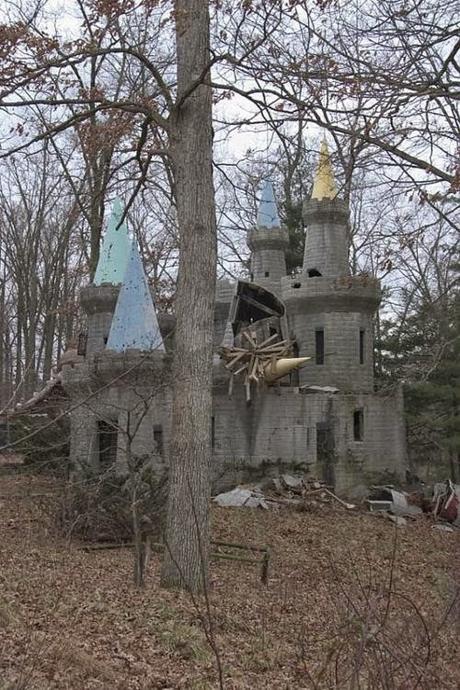 La forêt enchantée le parc d'attraction abandonné