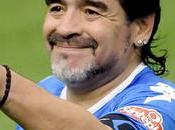 geste déplacé Diego Maradona femme