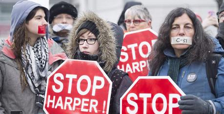 Des manifestants opposés au projet de loi C-51, à Montréal, le 14 mars (Photo : Graham Hughes / La Presse canadienne).