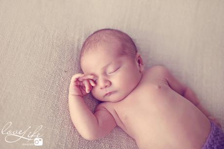 Séance photo nouveau-né Paris – Photographe spécialisée nouveau-né et grossesse – Soline