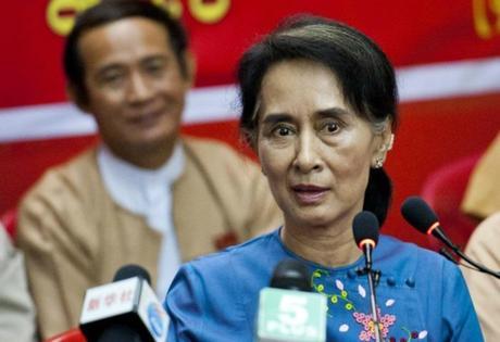 Aung San Suu Kyi prête à appeler au boycott général des élections de 2015 si le gouvernement lui interdit de devenir Présidente. Aung San Suu Kyi prête à appeler au boycott général des élections de 2015 si le gouvernement lui interdit de devenir Présidente.