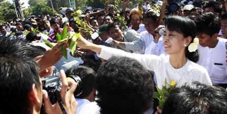 Aung San Suu Kyi prête à appeler au boycott général des élections de 2015 si le gouvernement lui interdit de devenir Présidente.  