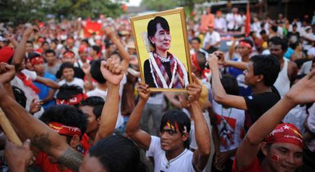 Aung San Suu Kyi prête à appeler au boycott général des élections de 2015 si le gouvernement lui interdit de devenir Présidente.  