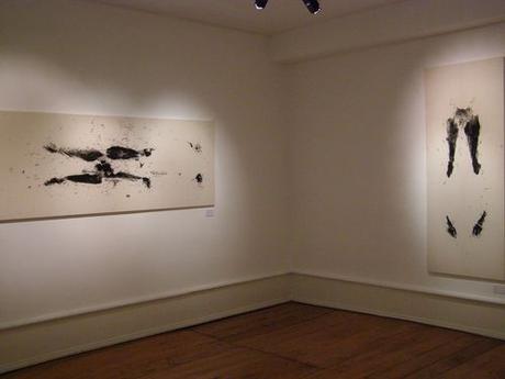 Salle Dibutade, oeuvres de Véronique Arnold, empreintes peintes, broderies de fil noir sur textiles, 2014 Photo Caroline Megel