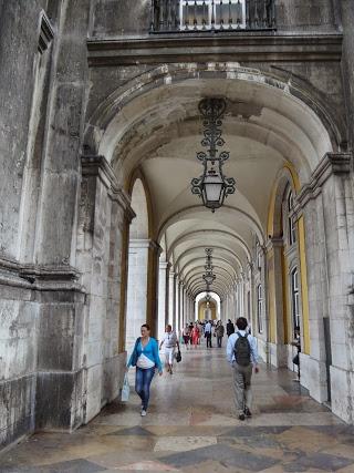 Arcades à La Praça do Comércio (Place du Commerce en français) à Lisbonne