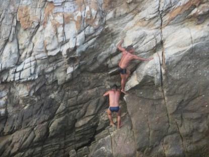 plongeurs Acapulco escaladent la falaise