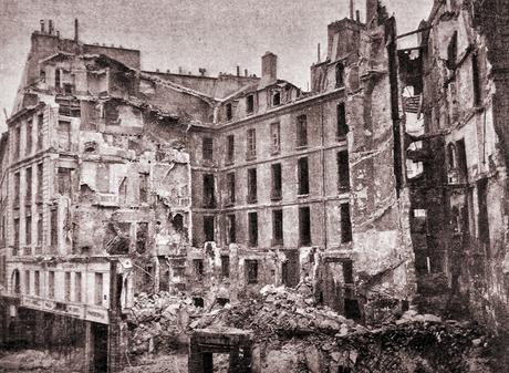 1871 : Le Carrefour de la Croix Rouge fut une célèbre barricade de la Commune de Paris, théâtre de féroces combats.